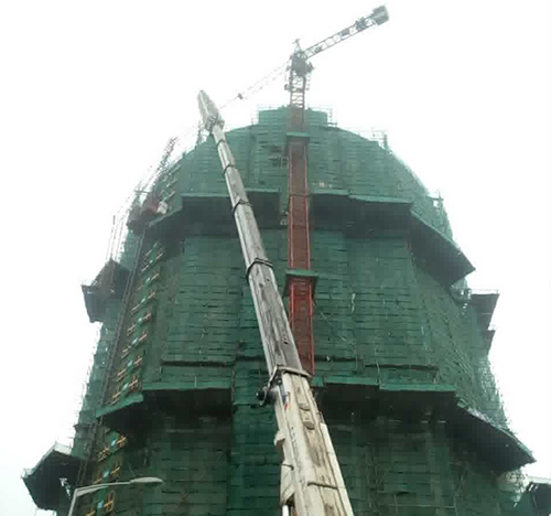 虎林吊车在工地上作业